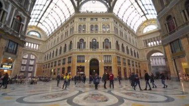 Naples, İtalya - 05 Kasım, 2018 - Galleria Umberto, Napoli'de genel bir alışveriş Galeri ve 4 k otelin iç mekanları huzurludur