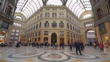Naples, İtalya - 05 Kasım, 2018 - Galleria Umberto, Napoli'de genel bir alışveriş Galeri ve 4 k otelin iç mekanları huzurludur