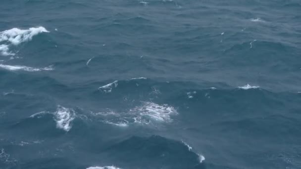 4 k で風や雨、波および潮の空撮背景を持つ嵐の海表面 — ストック動画