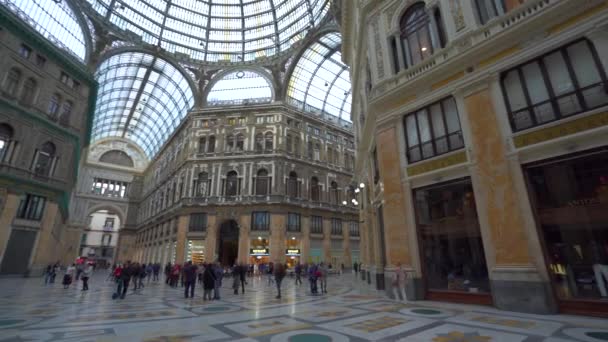 Νάπολη, Ιταλία - 05 Νοεμβρίου 2018 - τρούλο του Galleria Umberto I, δημόσια στοά με καταστήματα στη Νάπολι και στους εσωτερικούς του χώρους σε ανάλυση 4k — Αρχείο Βίντεο