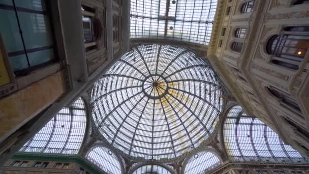 NAPLES, ITALIA - 05 NOVIEMBRE, 2018 - Cúpula de la Galleria Umberto I, una galería comercial pública en Napoli y sus interiores en 4k — Vídeos de Stock