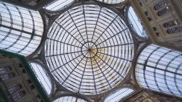 意大利那不勒斯-2018年11月5日-翁贝托一世广场的冲天炉, 那不勒斯的公共购物廊及其在4k 的内饰 — 图库视频影像