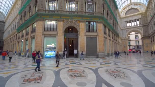 NAPLES, ITALIA - 05 DE NOVIEMBRE DE 2018 - Recorrido por la Galleria Umberto I, galería comercial pública de Napoli y sus interiores en 4k — Vídeo de stock