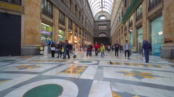 意大利那不勒斯-2018年11月5日-步行穿过翁贝托一世广场, 那不勒斯的公共购物廊及其在4k 的内饰 — 图库视频影像