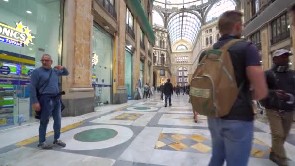 NAPLES, ITALIA - 05 DE NOVIEMBRE DE 2018 - Recorrido por la Galleria Umberto I, galería comercial pública de Napoli y sus interiores en 4k — Vídeo de stock