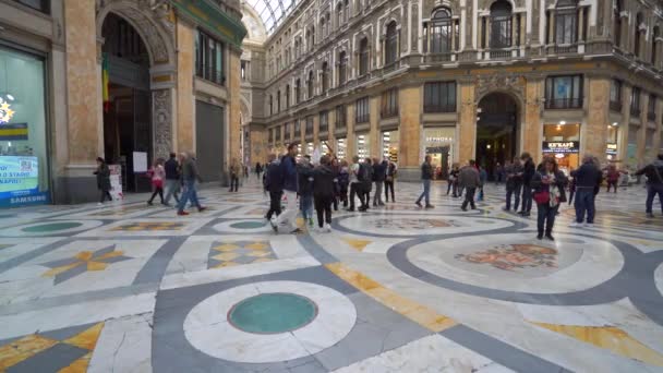 NAPOLI, ITALIA - 05 NOVEMBRE 2018 - Passeggiata attraverso la Galleria Umberto I, una galleria commerciale pubblica a Napoli e i suoi interni in 4k — Video Stock