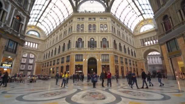 Naples, İtalya - 05 Kasım, 2018 - Galleria Umberto, Napoli'de genel bir alışveriş Galeri ve 4 k otelin iç mekanları huzurludur — Stok video