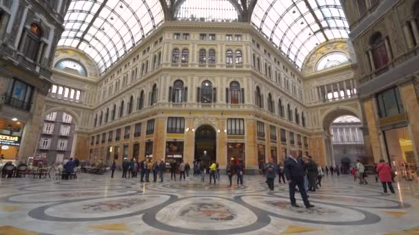 Neapol, Itálie - 05 listopad 2018 - Galleria Umberto I, veřejné nákupní galerie v centru města a jeho interiéry v rozlišení 4k — Stock video