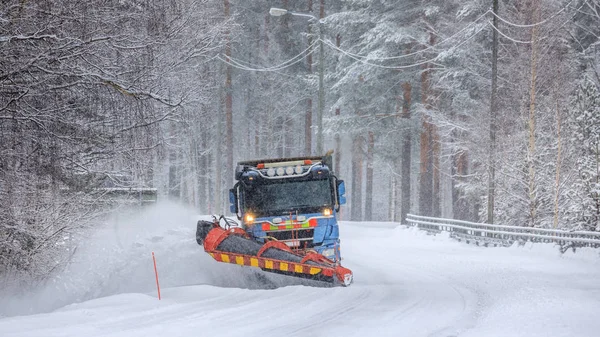 扫雪车清理积雪覆盖的结冰道路 — 图库照片