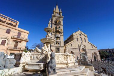 Messina, İtalya - Kasım, 06 - Astronomik saat ve Orion çeşme ile Messina Duomo Katedrali