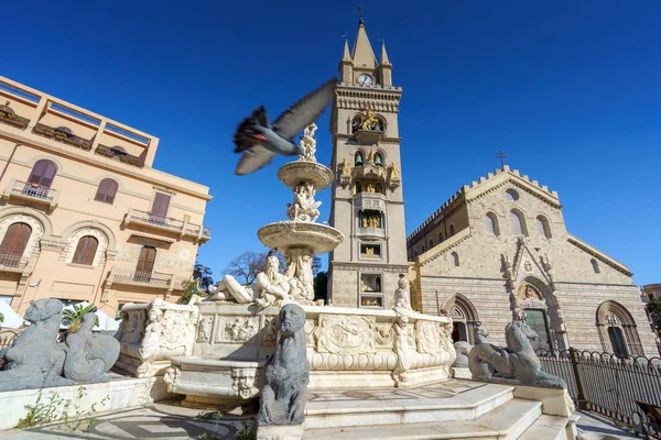 Messina, İtalya - Kasım, 06 - Astronomik saat ve Orion çeşme ile Messina Duomo Katedrali