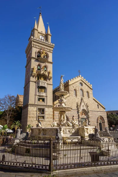 MESSINA, ITÁLIA - NOVEMBRO, 06 - Catedral Messina Duomo com relógio astronômico e fonte de Orion Fotografias De Stock Royalty-Free