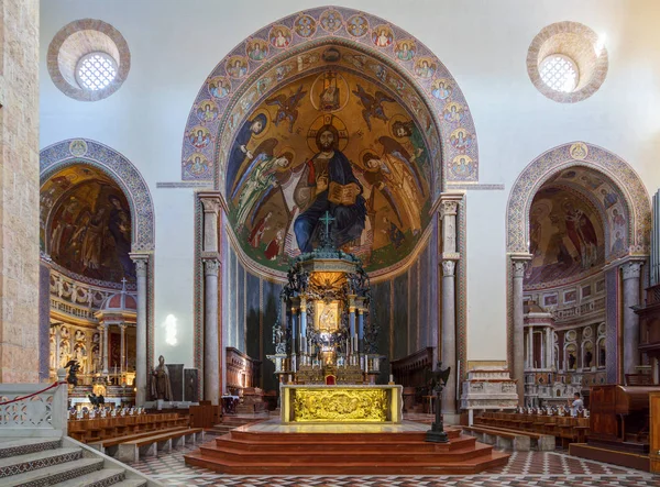 МЕССИНА, ИТАЛИЯ - 06 ноября 2018 года - Кафедральный собор Мессина Дуомо и его интерьеры на Сицилии — стоковое фото
