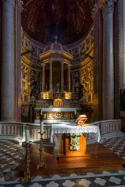 MESSINA, ITALIA - 06 DE NOVIEMBRE DE 2018 - Catedral de Messina Duomo y sus interiores en Sicilia — Foto de Stock