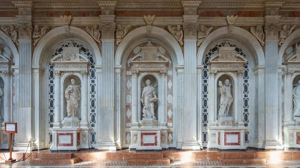 MESSINA, ITALIA - 06 DE NOVIEMBRE DE 2018 - Catedral de Messina Duomo y sus interiores en Sicilia — Foto de Stock