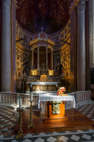 MESSINA, ITÁLIA - NOVEMBRO 06, 2018 - Catedral Messina Duomo e seus interiores na Sicília Imagem De Stock