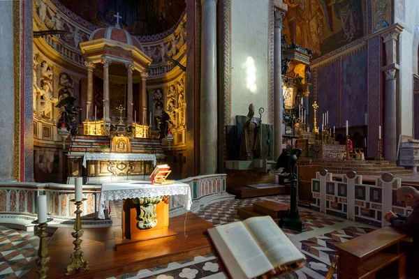 MESSINA, ITALIA - 06 DE NOVIEMBRE DE 2018 - Catedral de Messina Duomo y sus interiores en Sicilia Imagen De Stock