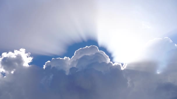Słońce świeci przez niebiańskie piękne chmury w 4K — Wideo stockowe