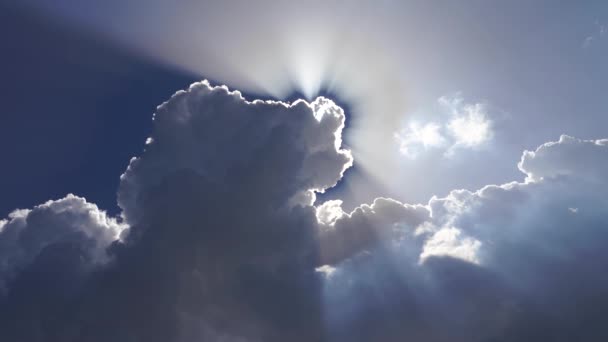 Sol brilhando através das belas nuvens celestiais em 4k — Vídeo de Stock