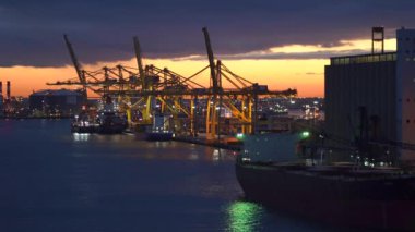 Barselona, İspanya - 09 Kasım 2018 - 4k'da gün batımı ile vinçler, deniz ve gökyüzü ile konteyner kargo gemileri ve rıhtım