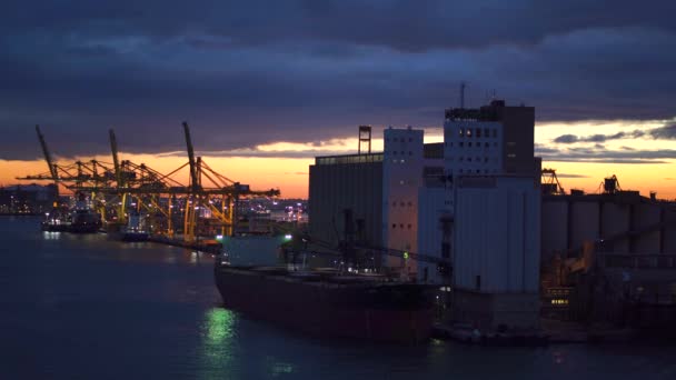 BARCELONA, ESPANHA - NOVEMBRO 09, 2018 - Navios de carga de contêineres e docas com guindastes, mar e céu com pôr do sol em 4K — Vídeo de Stock