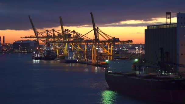 BARCELONA, ESPANHA - NOVEMBRO 09, 2018 - Navios de carga de contêineres e docas com guindastes, mar e céu com pôr do sol em 4K — Vídeo de Stock