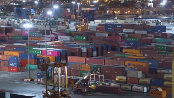 Barcelona, spanien - november 09, 2018 - containerschiffe und docks mit kränen laden und entladen von gütern in 4k — Stockvideo