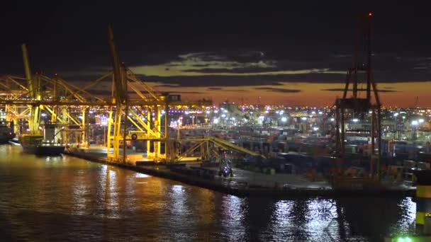 Barcelona, spanien - november 09, 2018 - containerschiffe und docks mit kränen laden und entladen von gütern in 4k — Stockvideo