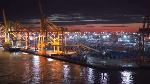 Barcelona, spanien - november 09, 2018 - containerschiffe und docks mit kränen laden und entladen von gütern in 4k — Stockvideo