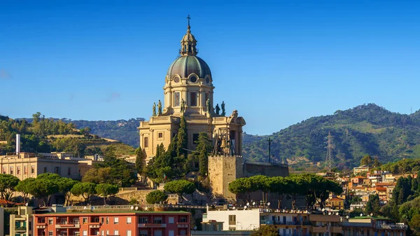 Messina panoramik görünümü. Temple Christ King, Sicilya, Italya.