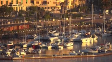 Messina, İtalya - 06 Kasım 2018 - Sicilya limanının yan tarafındaki binaların panoramik görünümü 4k