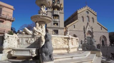 Messina, İtalya - 06 Kasım 2018 - Astronomik saat ve 4k Orion çeşmesi ile Messina Duomo Katedrali