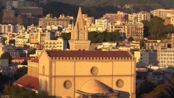 Messina, Włochy-06 listopada 2018-panoramiczny widok na miasto i katedrę Duomo di Messina lub Mesyna na Sycylii w 4K — Wideo stockowe