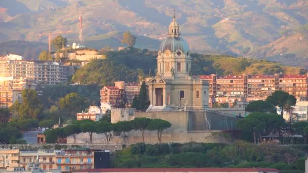 MESSINA, ITÁLIA - NOVEMBRO 06, 2018 - Vista panorâmica da cidade e do Templo Cristo Rei na Sicília em 4k — Vídeo de Stock