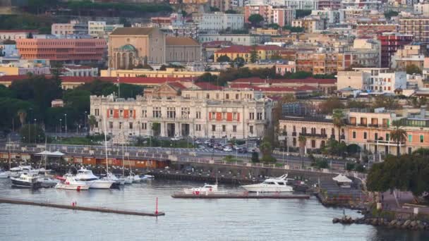 Messina, Italien-november 06, 2018-panoramautsikt över byggnaderna på sidan av hamnen på Sicilien och Palazzo del Governo i 4K — Stockvideo