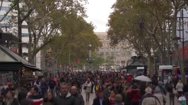 БАРСЕЛОНА, ИСПАНИЯ - 09 НОЯБРЯ 2018 - Много людей, идущих по самой оживленной улице Ла Рамбла города в 4K — стоковое видео