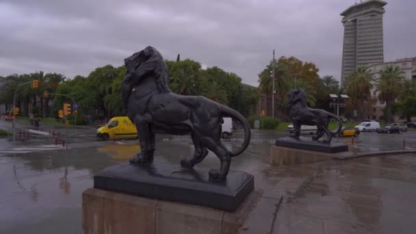 BARCELONA, ESPAÑA - 09 DE NOVIEMBRE DE 2018 - Vista de la plaza con Leones del Mirador de Colom, monumento de 60 m de altura a Cristóbal Colón en el extremo inferior de La Rambla en 4K — Vídeos de Stock