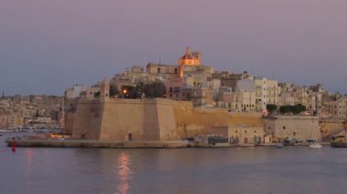 4k yılında Malta'da eski bir fort ile Senglea City kıyı şeridipanoramik görünümü