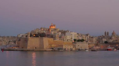 4k yılında Malta'da eski bir fort ile Senglea City kıyı şeridipanoramik görünümü