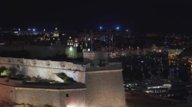 4k şehrin farklı simgeleri ile bir sahil şeridi ve Valletta, Malta şehir panoramik gece görünümü