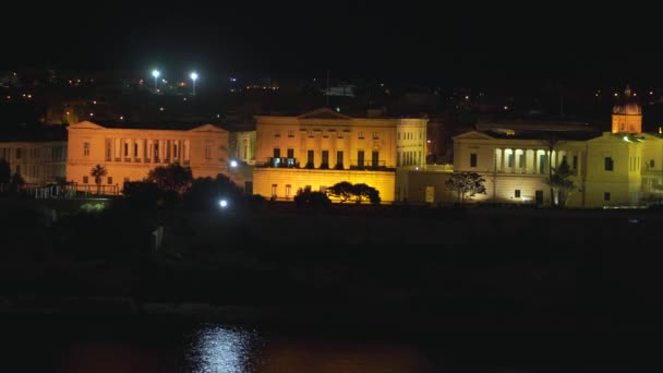 Vista notturna panoramica di una linea costiera e del centro di La Valletta, Malta con diversi punti di riferimento della città in 4k — Video Stock