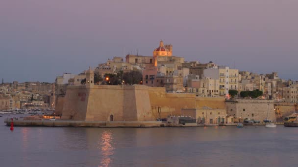 Pemandangan panorama dari garis pantai Kota Senglea dengan benteng tua di Malta di 4k — Stok Video
