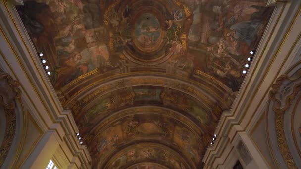 Valletta, Malta-12. listopadu 2018-chrám oltáře Panny Marie vítězství a interiéru stropu — Stock video