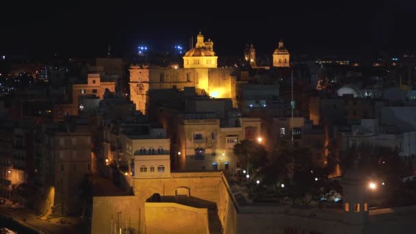 4k şehrin farklı simgeleri ile bir sahil şeridi ve Valletta, Malta şehir panoramik gece görünümü — Stok video