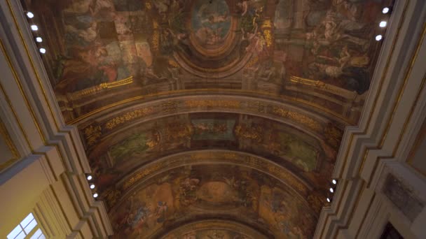 Valletta, Malta-november 12, 2018-de kerk van onze Lieve Vrouwe van de overwinning altaar en plafond interieur — Stockvideo