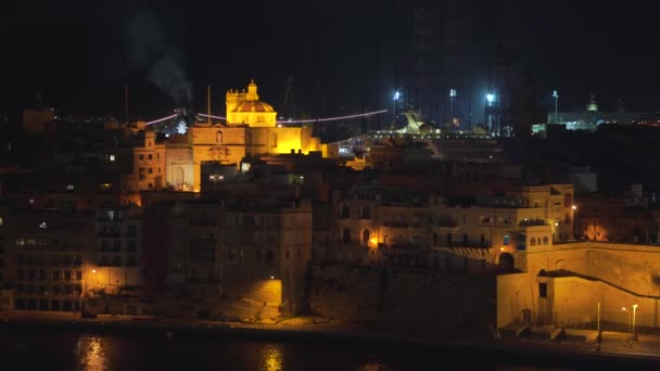 Panoramatický noční výhled na pobřežní linii a centrum Valletty, Malta s odlišnými památky města v 4k — Stock video