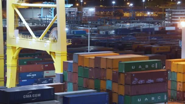 Βαρκελώνη, Ισπανία-09 Νοεμβρίου 2018-κοντέινερ φορτηγά πλοία και αποβάθρες με γερανοί φόρτωσης και εκφόρτωσης εμπορευμάτων σε 4K — Αρχείο Βίντεο