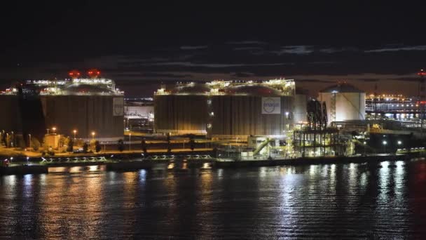 BARCELONA, SPAGNA - 09 NOVEMBRE 2018 - Serbatoi o container di stoccaggio di petrolio e gas nel porto della città in 4k — Video Stock