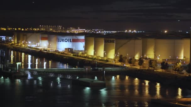 Barcelona, Španělsko-Listopad 09, 2018-skladovací nádrže na olej a plyn nebo kontejnery v přístavu města v 4k — Stock video