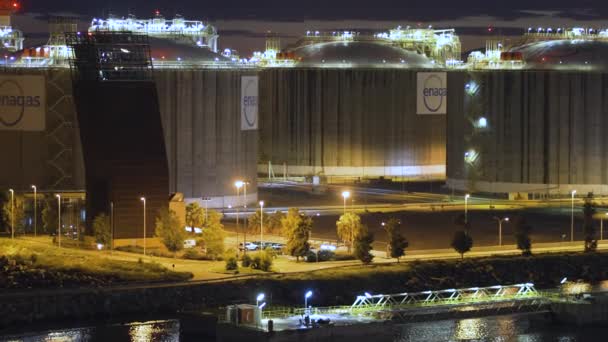 Barcelona, Spanien - 09. November 2018 - Öl- und Gasspeicher oder Container im Hafen der Stadt in 4k — Stockvideo